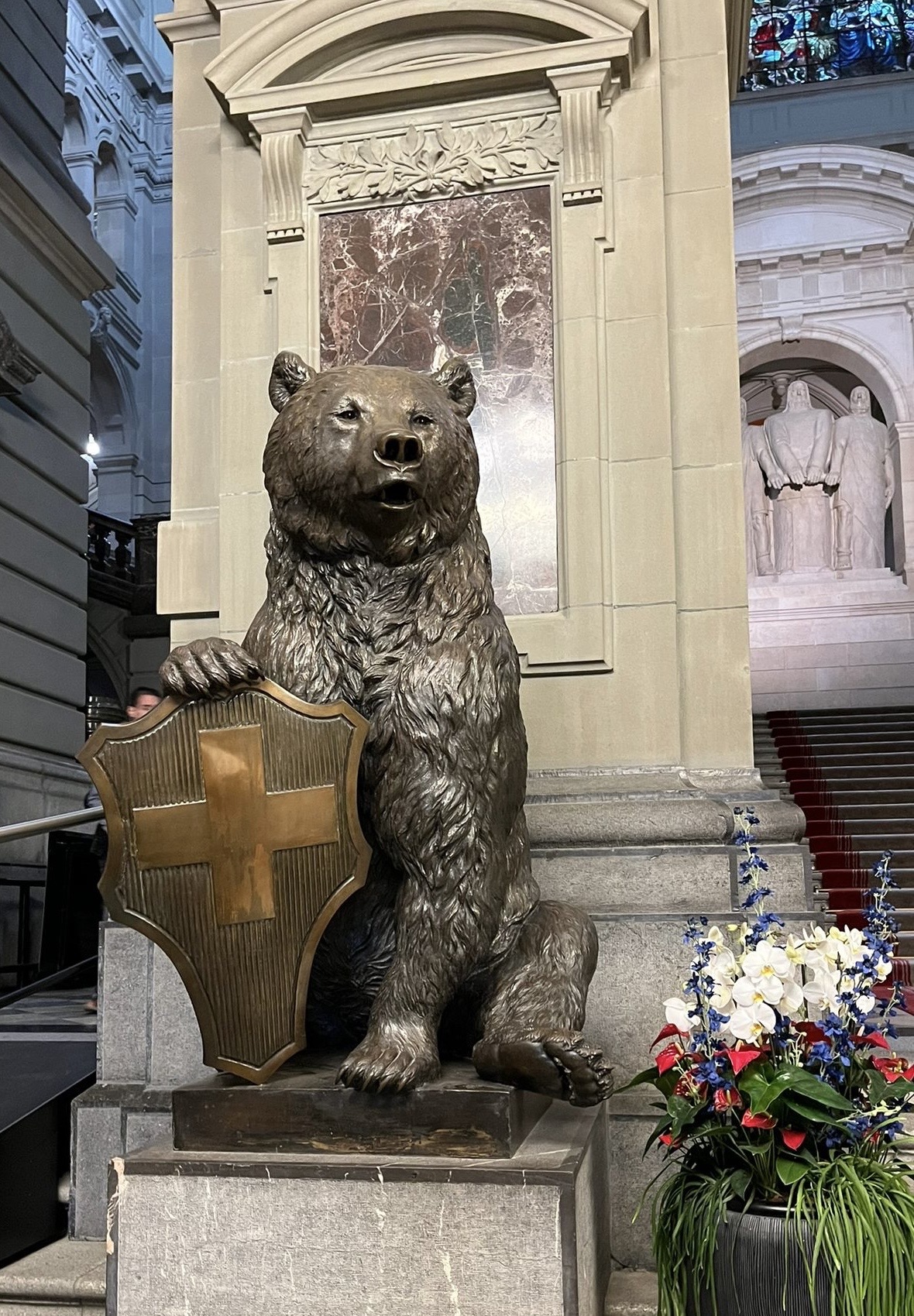 Beitragsfoto Bundeshaus Bern Statue Bär - lokaler Gewerbeverein KMU Toffen-Kaufdorf plus