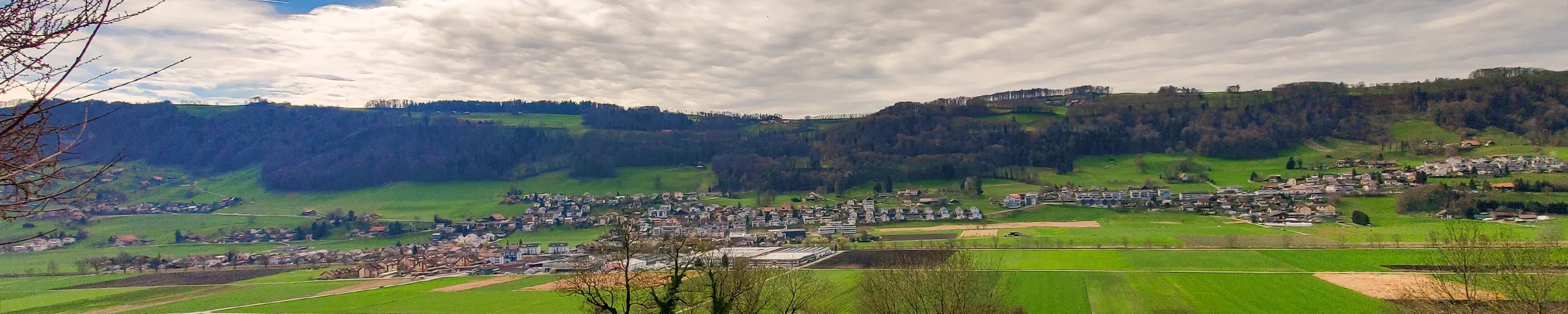 Headerfoto Landschaftsbild Ortsschild Toffen - lokaler Gewerbeverein KMU Toffen-Kaufdorf plus