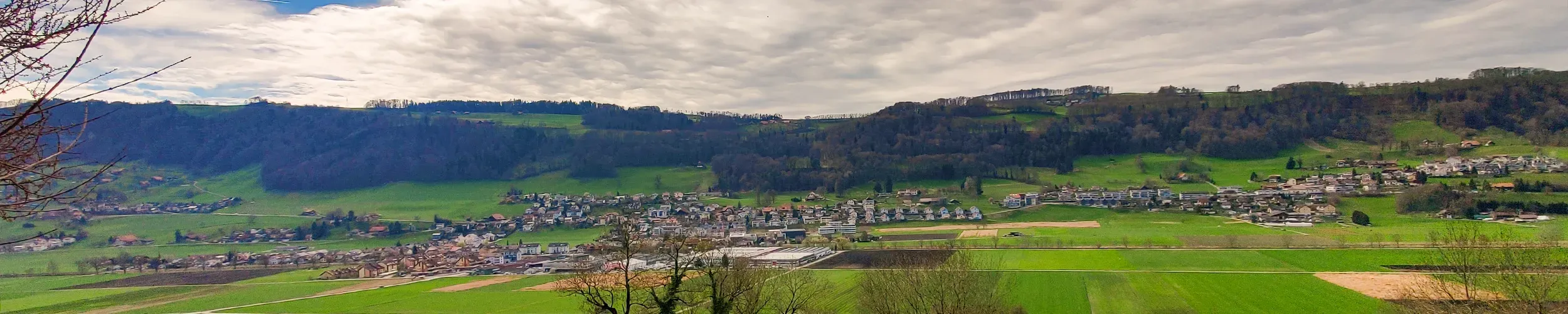 Headerfoto Landschaftsbild Ortsschild Toffen - lokaler Gewerbeverein KMU Toffen-Kaufdorf plus